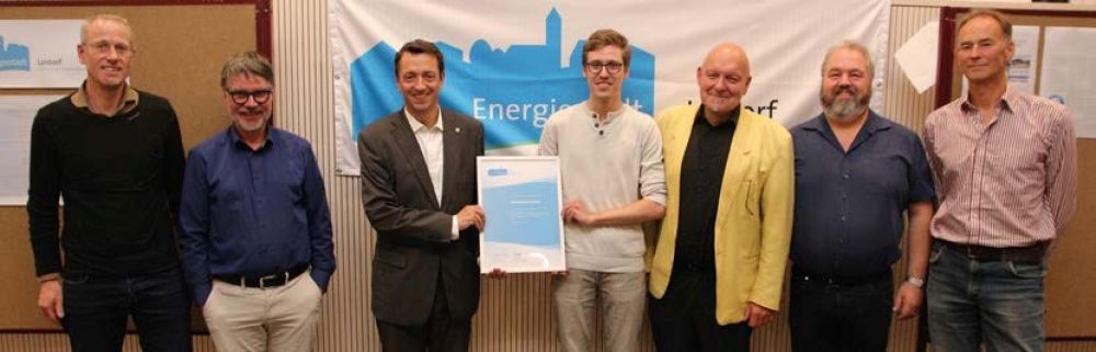 Gemeinde bei der Labelübergabe