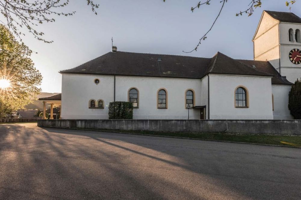 Katholische Kirche mit Sonne