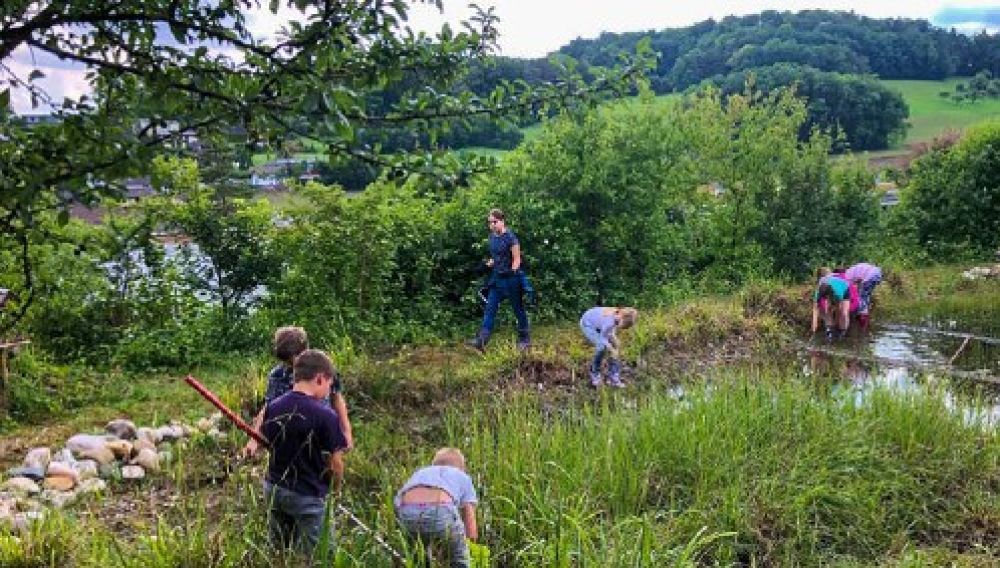 Kinder am Weiher