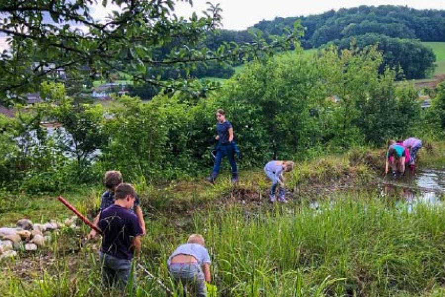 Kinder am Weiher