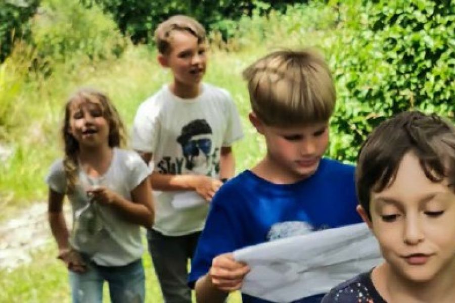 Schulkinder im Wald