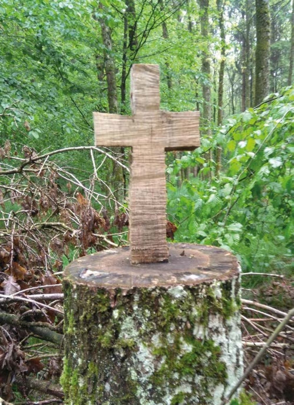 Holzkreuz im Wald