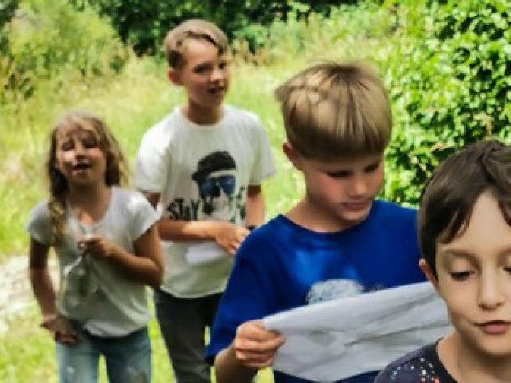 Schulkinder im Wald