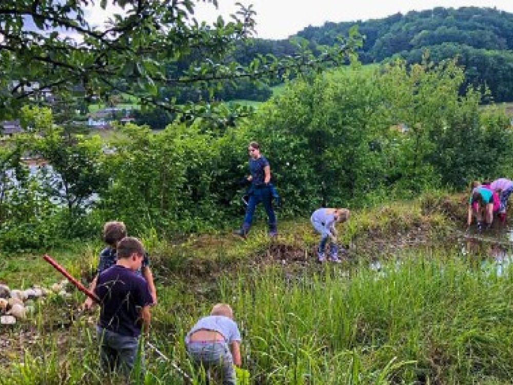 Kinder am Weiher