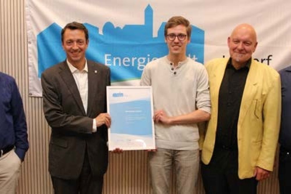 Gemeinde bei der Labelübergabe