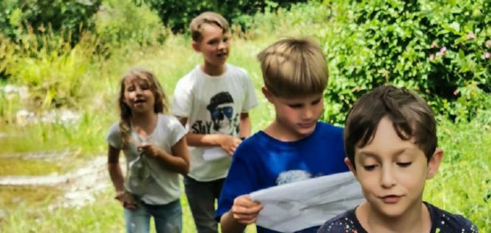 Schulkinder im Wald