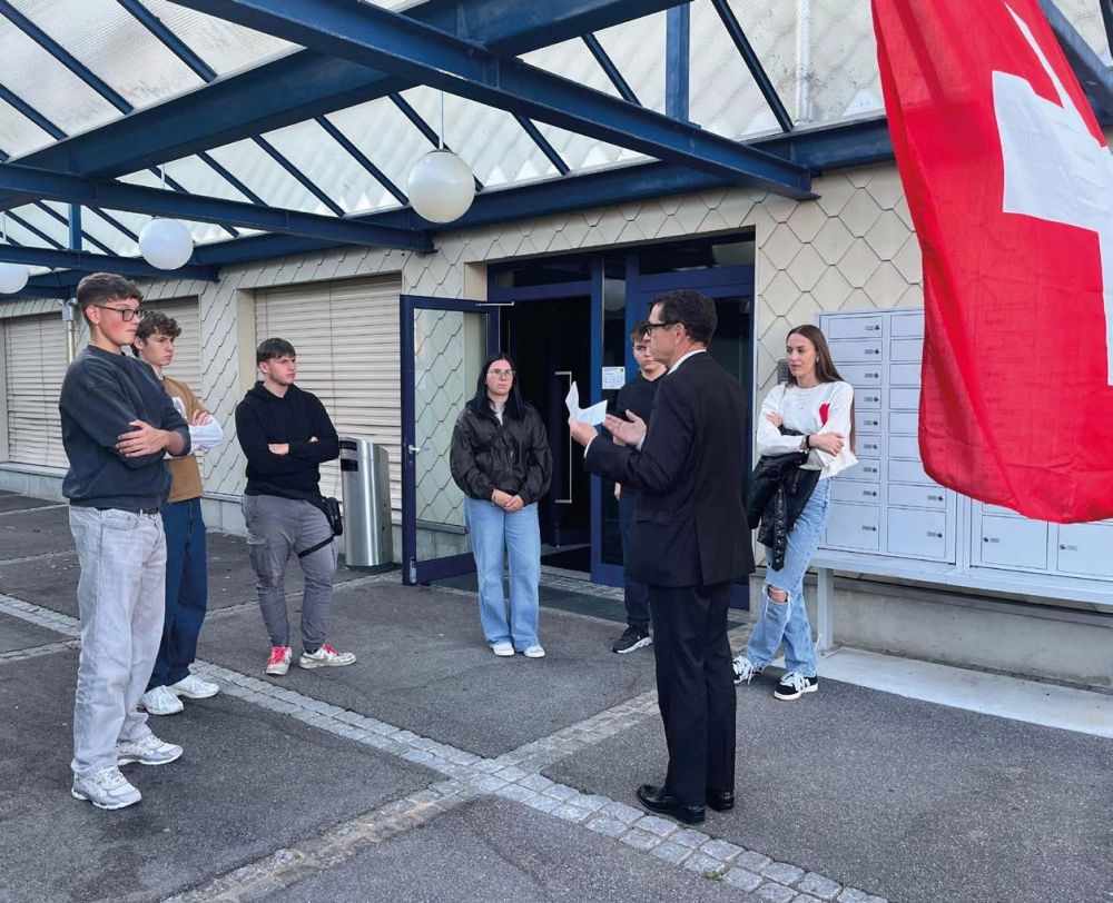 Jungbürger vor dem Gemeindehaus